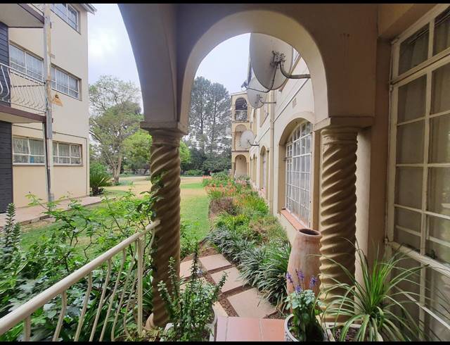 2 BEDROOM FLAT FOR SALE IN VANDERBIJLPARK SW 5
